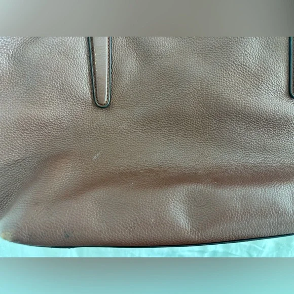 Beautiful Pebbled Leather Coach bag with Gold Details: - Picture 7 of 15